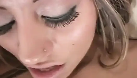 Jasmyn tıraşlı amcığını siktiriyor