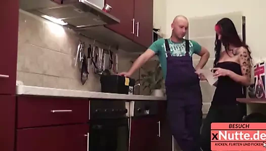 Handwerker verfuhrt beim arbeiten