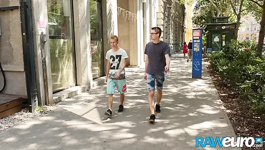 Genç kız zevke biniyor