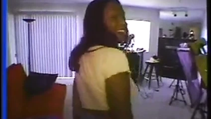 Sevimli siyah amatör oturma odasında eski beyaz züppe sikikleri