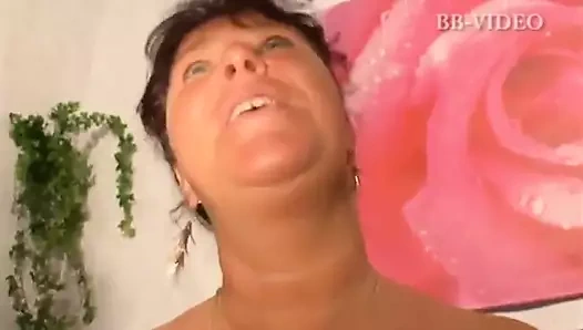 Büyük memeli iki yaşlı orta yaşlı seksi kadın gülüyor çünkü kendilerini dölle dolduran bir yarağı siktikleri için mutlular