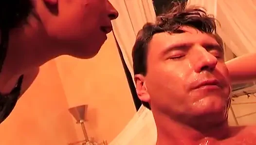 İki azgın orta yaşlı seksi kadın ıslak tükürük gözyaşları içinde yüzünü sırılsıklam yapıyor