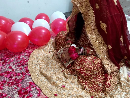 İlk gece her zaman özeldir - edepsizce konuşan yeni Hintli çift.