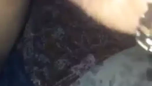 Çığlık atarken sırtına sertçe vurmak