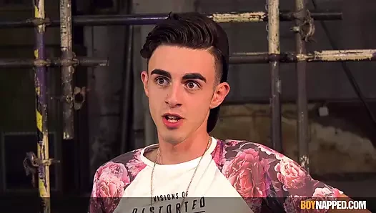 Twink Jesse Evans ağzında büyük kalın bir yarakla ağzına alıyor