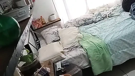 Olgun orta yaşlı seksi kadın odasını temizliyor 1