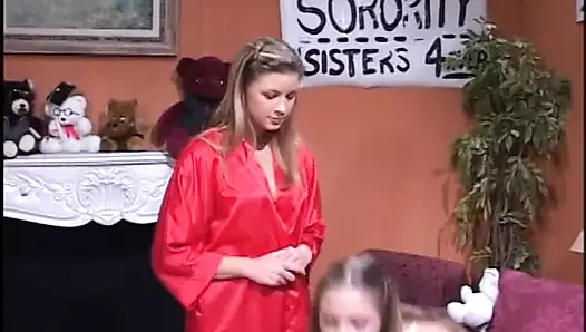 Hevesli sürtükler kanepede sarışın piliç amcığını yalıyor ve sert sikiyor