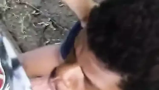 Pirsingli dil siyah beyaz oğlanın dölünü yutuyor