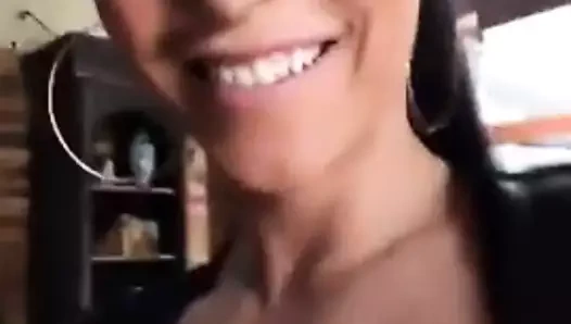 Güzel zarif klas transeksüel impales adam doggystyle