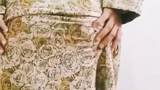 Geleneksel kıyafetli güzel Malezyalı kız