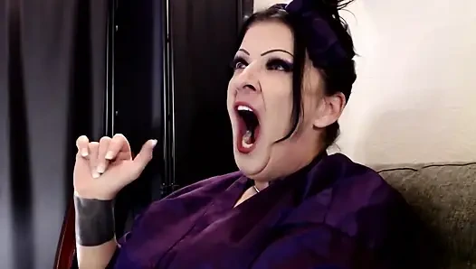 Orta yaşlı seksi kadın esneme sohbeti