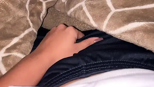 Üniversiteye gitmeden önce amcığımla oynuyorum