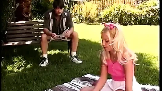 Sulu pembe amcıklı genç kız parkta yalanıyor