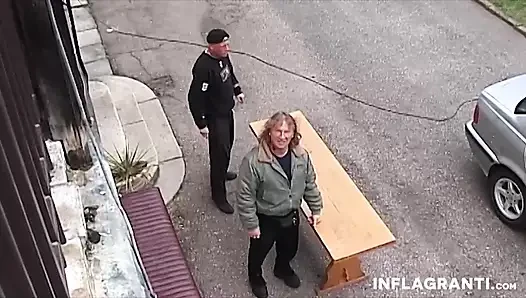 Düzgün vücutlu amatör bebek açık havada sikiliyor