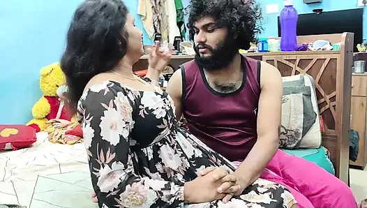 Mallu çift yatak odasında elbise çıkarma ve göğüslerle öpüşme ateşli desi romantizmi evde emiyor