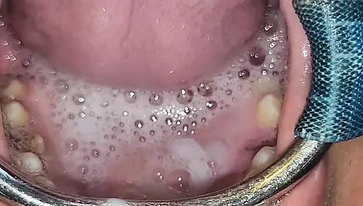 Açık ağız tıkaçlı gırtlağına kadar sikiş ve ağzına tükürme