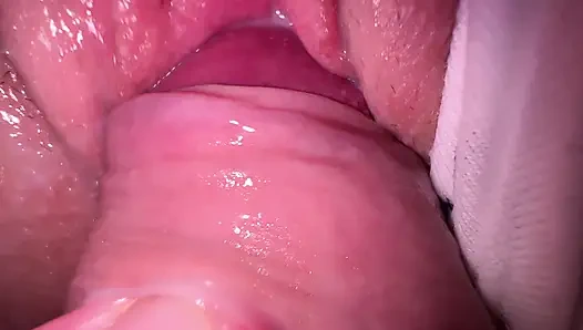 Üvey erkek kardeşimin karısı orgazm olduktan sonra fışkırtıyor, onun sıkı amını siktim