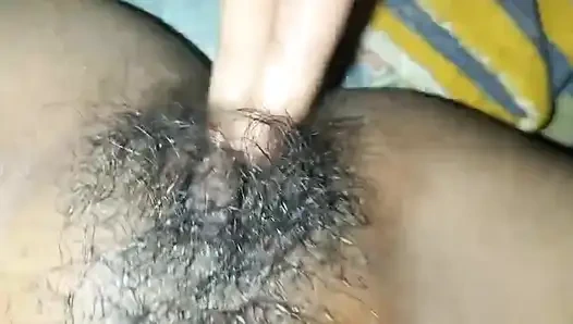 Ateşli çift yatak odasında gece seks yapıyor