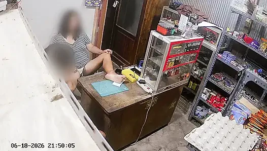 Bana külotumu gösteren bir esnaf tarafından baştan çıkarıldım