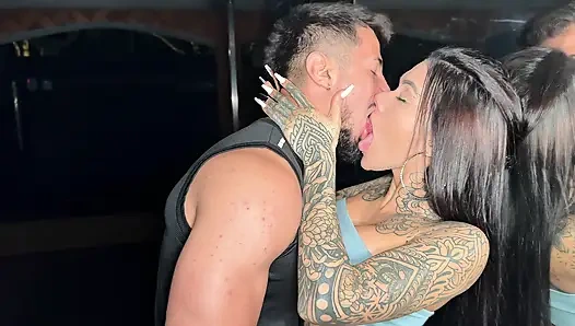 Mükemmel götlü Brezilyalı dövmeli bebek ağzına boşalmak istiyor