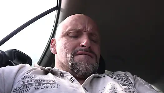 Hatun arabada mastürbasyon yapıyor sonra emiyor ve büyük bir yarağa biniyor