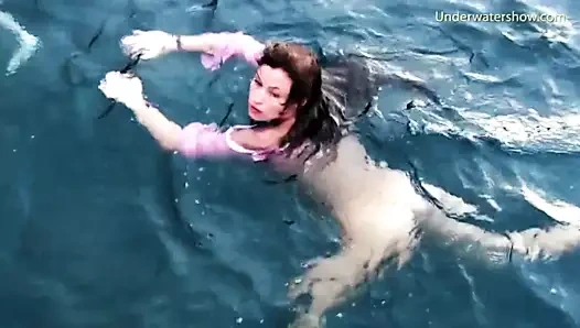 Tenerife'de sualtı yüzen kızlar