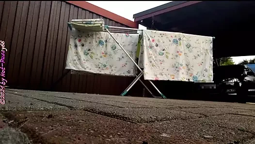 Çıplaklar kıyafetlerini çıkarıyor