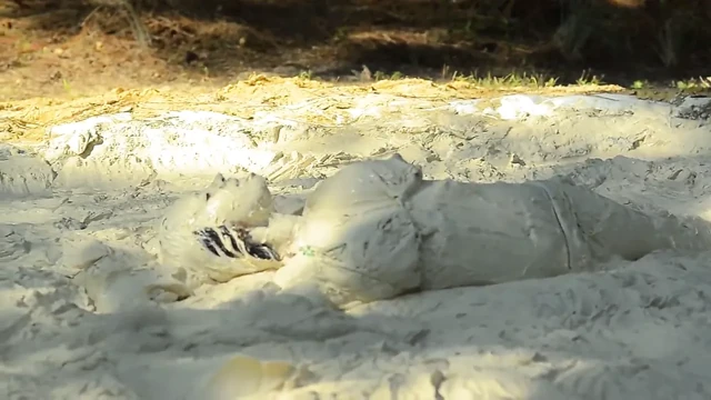 Çamurda bikinili kız
