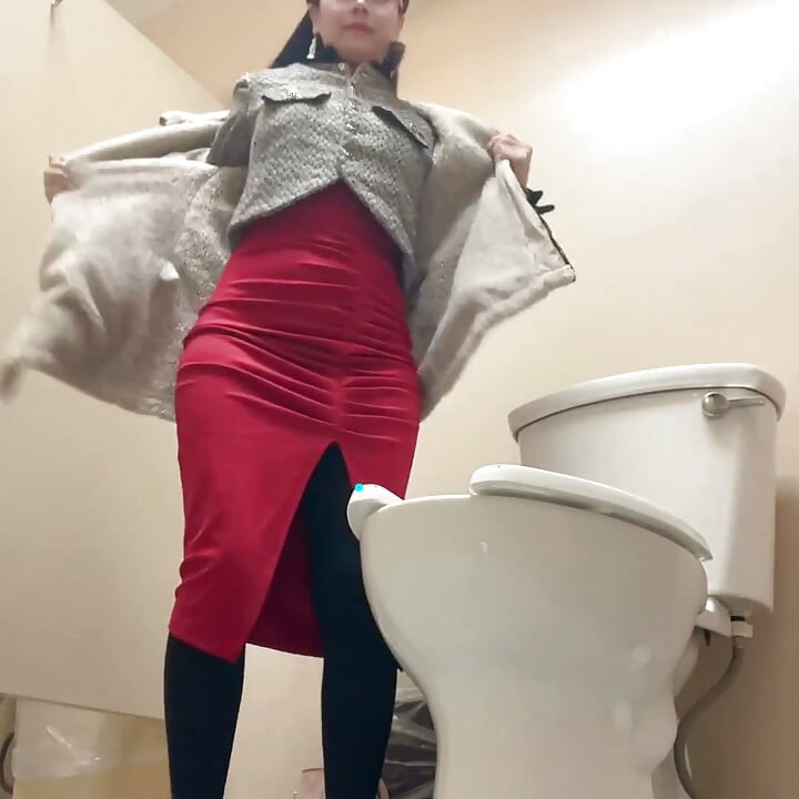 Tuvalet odasında seksi götünü kırmızı elbise giyerek göster