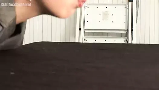 Tanrıça küçülmüş küçülmüş dev