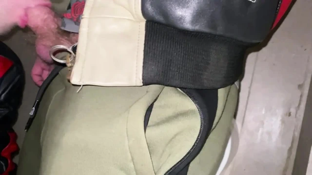 Chav Scally Kinkysirius, istasyonun genel tuvaletinde deri bir ayıyla birlikte emiyor