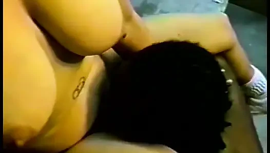 Deneyimli büyük memeli esmer Chill zenci adamla randevuya karşı değil