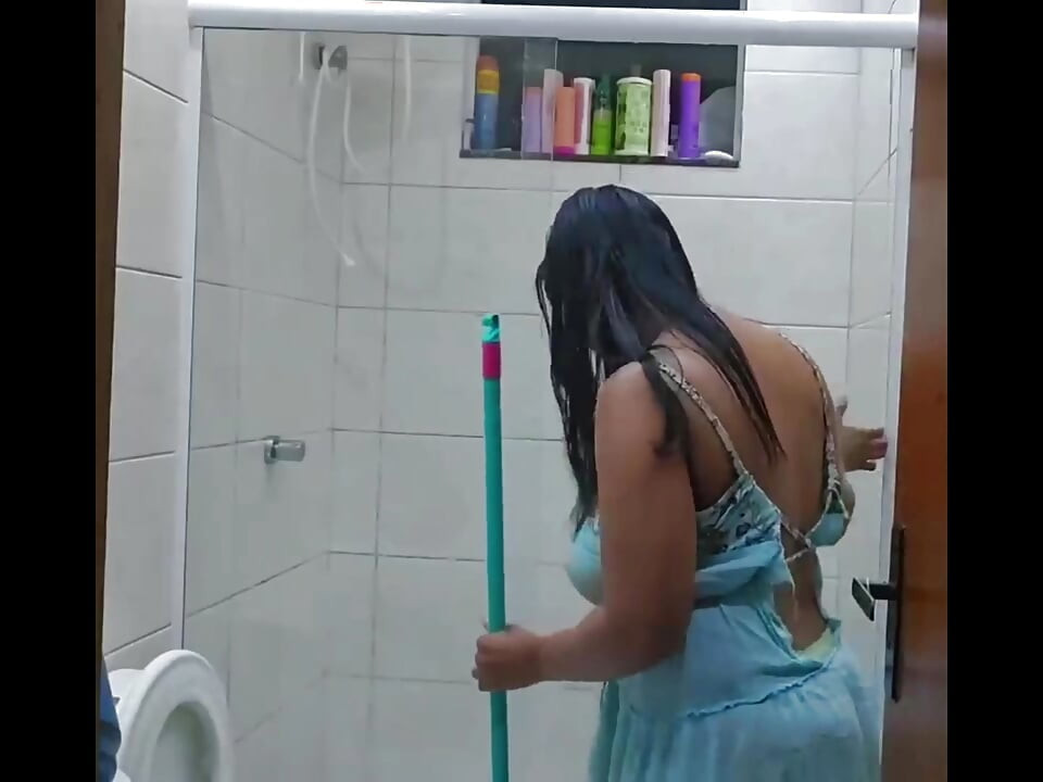 Babam izlerken bana banyoyu temizletiyor