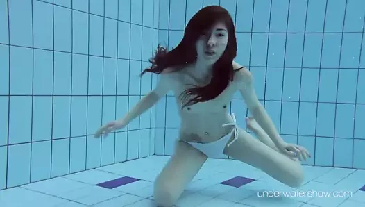 Roxalana onu sıkı kedi ile bir balık gibi yüzüyor