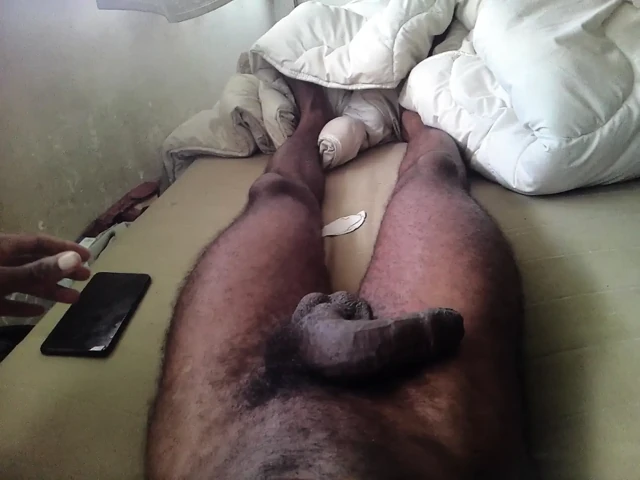 Yatakta porno izleyen başka bir sıkıcı gün