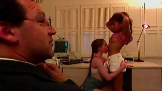 İki kızıl saçlı lezbiyen bir adamın gözlerinin altında mastürbasyon yapmak zorunda