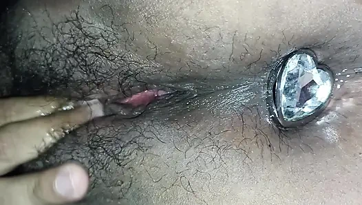 Şişman amcığımdan klitorisime masaj yaparken götümü götüme sokuyorum