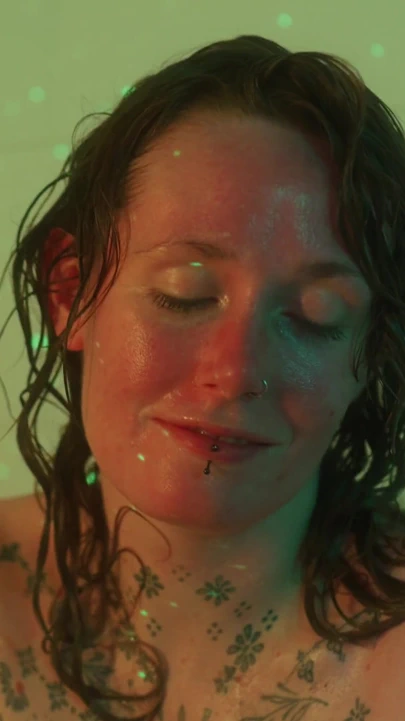 Banyo ayini sert dildoya binmeye ve yoğun orgazma dönüşüyor