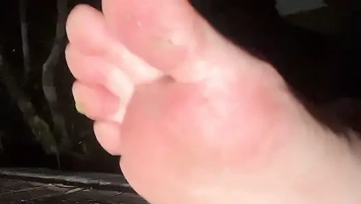 Yalınayak edepsizce şehvetli tatmin