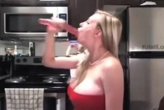 Gırtlağına kadar alma dildo