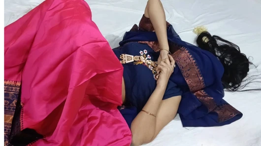 Rajasthani kız komşusunu baştan çıkarıyor, sonra sert sikiliyor