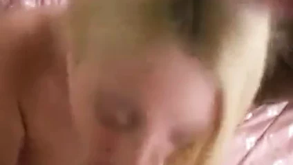 Şaşırtıcı memeler üzerinde sarışın genç oral seks yutmak