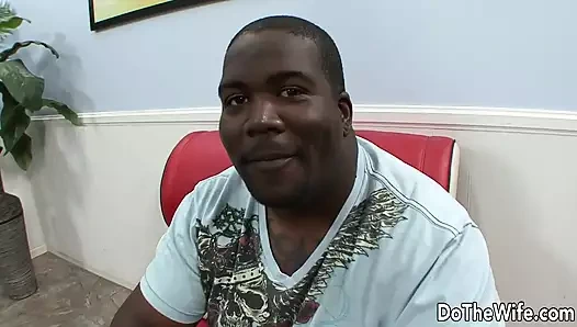 Büyük memeli sarışın evli kadın Nikki Sexx gavat saatini izletiyor