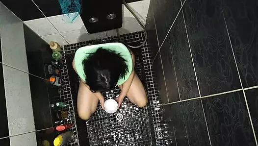 Seksi evli kadın yüzüne büyük miktarda sidik alıyor