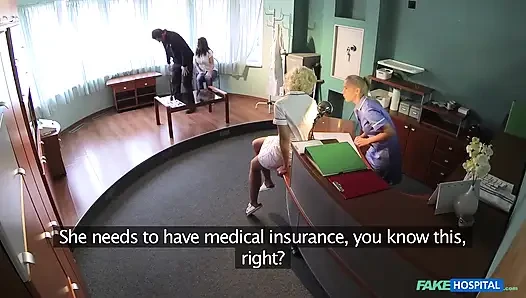 Fake hospital - yaramaz hemşire ateşli bir hastane odasında seksi hastayı iyileştirmek için dilini kullanıyor