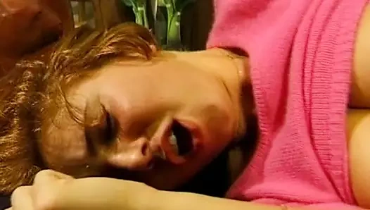 Sevimli Alman genç kız azgın üvey babasına anal bekaretini veriyor