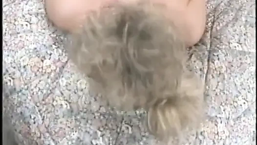 Seksi hatun sakso çektikten sonra yatakta erotik adam tarafından sikiliyor