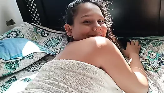 Üvey kuzenimi serbest ateş oynarken buluyorum ve onu sikiyorum