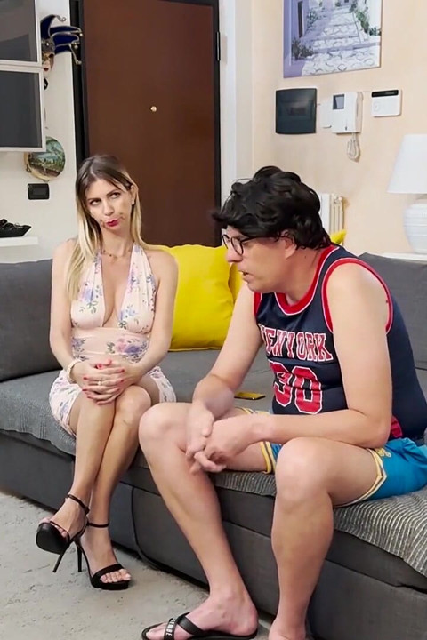 Kıskanç üvey anne, üvey oğlunun kız arkadaşıyla seks öğrenmesini engellemek için her türlü yolu kullanır