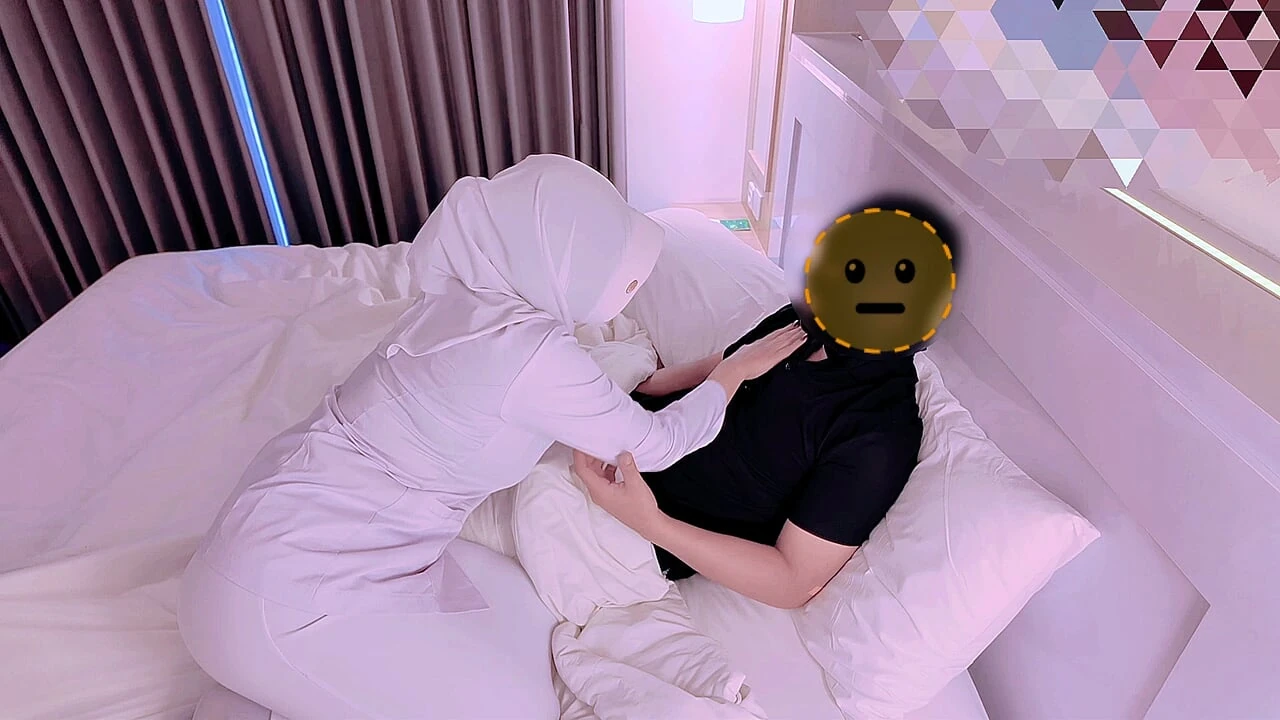 戴穆斯林头巾的护士在酒店里和一个男性约会对象出轨